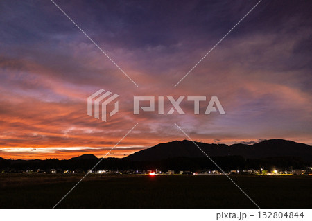 弥彦山 夕日 爆やけ 132804844