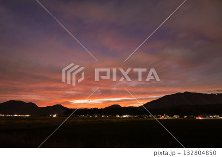 弥彦山 夕日 爆やけ 132804850