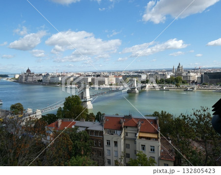 ドナウ川とブダペストの街並み ドナウ川とブダペストの街並み 132805423