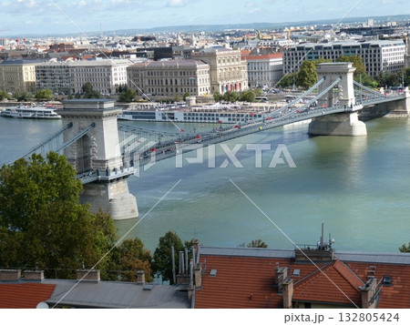 ドナウ川とブダペストの街並み ドナウ川とブダペストの街並み 132805424