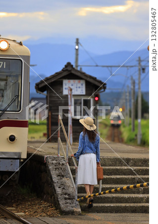 田舎の駅のホームで電車を待つ女性 132805467