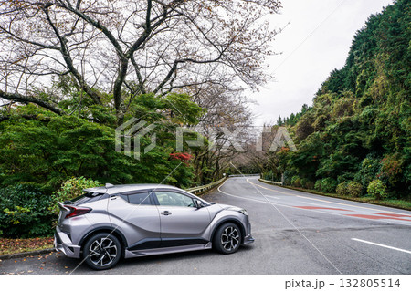 箱根の山道とシルバーのSUV 132805514