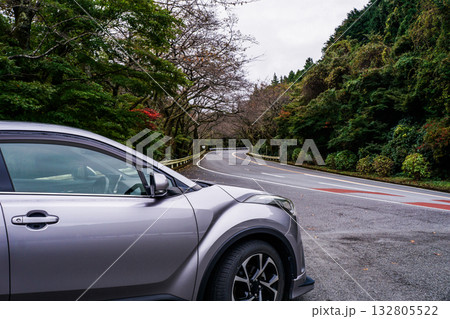 箱根の山道とシルバーのSUV 132805522