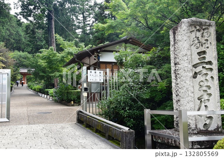 宇治市　三室戸寺の拝観受付と参道 132805569