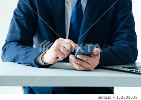 スマホを操作するビジネスマンの手元 スマホを操作するビジネスマンの手元 132805638