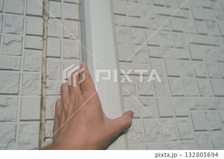 installation of an air conditioner installation of an air conditioner 132805694