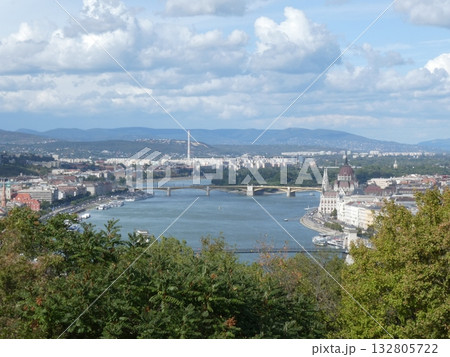 ゲッレールト山から望むドナウ川とブダペストの街並み 132805722