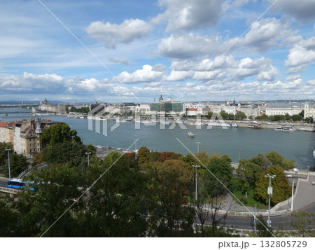 ゲッレールト山から望むドナウ川とブダペストの街並み 132805729