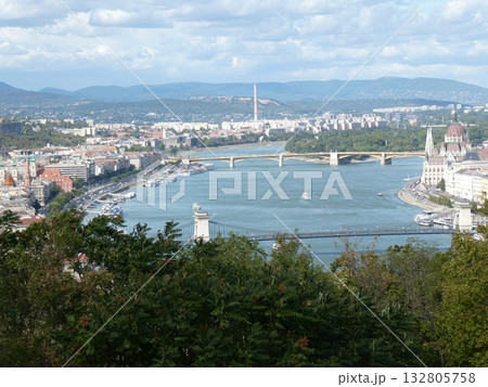 ゲッレールト山から望むドナウ川とブダペストの街並み 132805758
