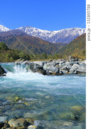 白馬連峰と三段紅葉 132805788