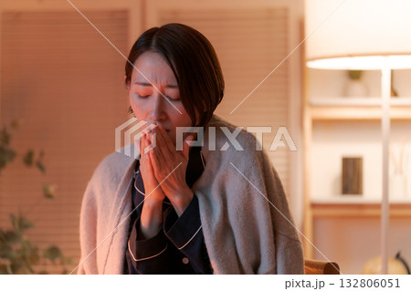 パジャマを着た体調不良の女性 パジャマを着た体調不良の女性 132806051