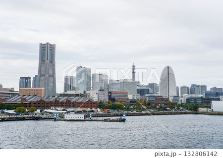 曇り空の横浜みなとみらいの都市風景 132806142