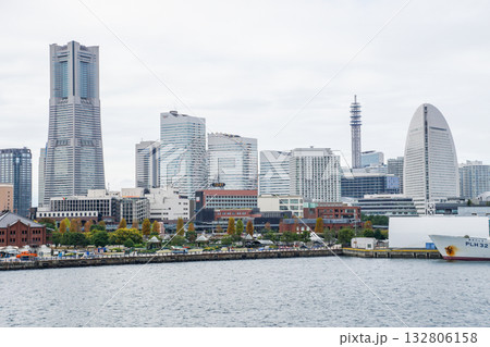 曇り空の横浜みなとみらいの都市風景 曇り空の横浜みなとみらいの都市風景 132806158