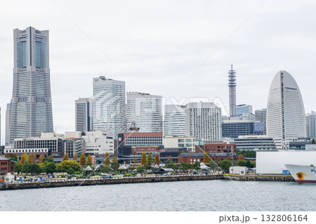 曇り空の横浜みなとみらいの都市風景 曇り空の横浜みなとみらいの都市風景 132806164