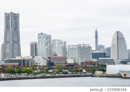 曇り空の横浜みなとみらいの都市風景 132806169