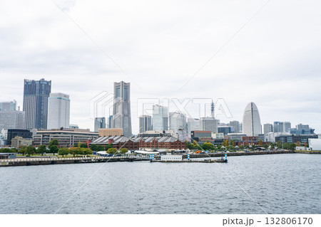 曇り空の横浜みなとみらいの都市風景 曇り空の横浜みなとみらいの都市風景 132806170