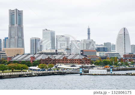曇り空の横浜みなとみらいの都市風景 曇り空の横浜みなとみらいの都市風景 132806175