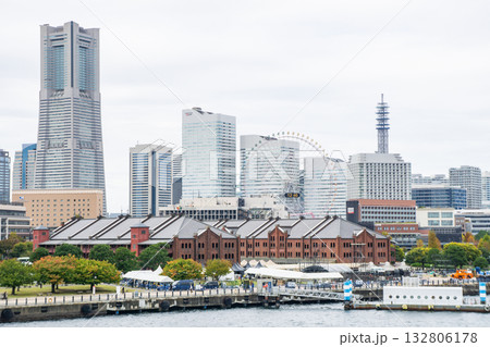 曇り空の横浜みなとみらいの都市風景 曇り空の横浜みなとみらいの都市風景 132806178