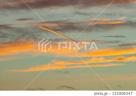 夕焼けに染まる飛行機雲 a-1-1 夕焼けに染まる飛行機雲 a-1-1 132806347