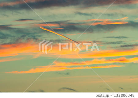 夕焼けに染まる飛行機雲 a-1-3 暖色寒色強調 夕焼けに染まる飛行機雲 a-1-3 暖色寒色強調 132806349
