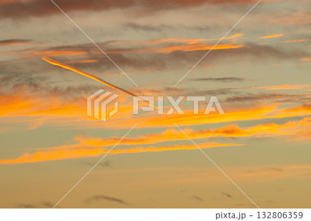夕焼けに染まる飛行機雲　b-2-1 暖色 132806359