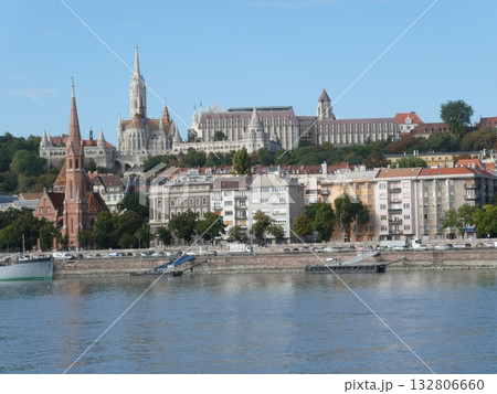 ドナウ川からブダ地区をのぞむ 132806660