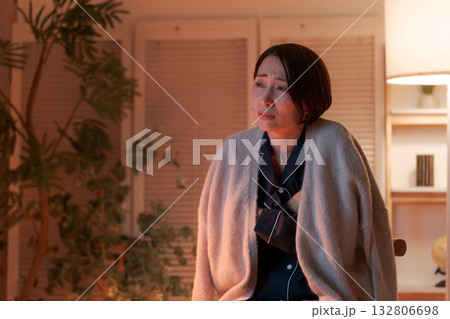 パジャマを着た体調不良の女性 132806698