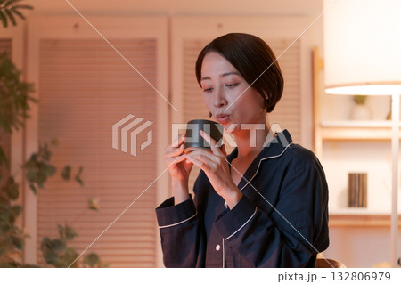マグカップを持つパジャマの女性 マグカップを持つパジャマの女性 132806979