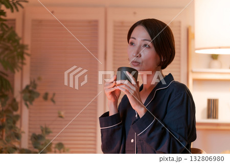マグカップを持つパジャマの女性 132806980
