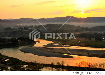 雲海朝焼けの信濃川夜明け 132807202