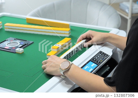 麻雀をする手元 132807306