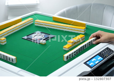 麻雀をする手元 132807307