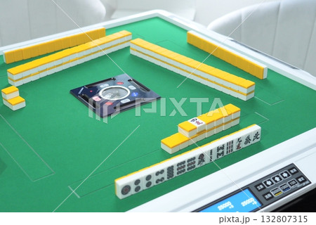 雀卓と麻雀牌 132807315