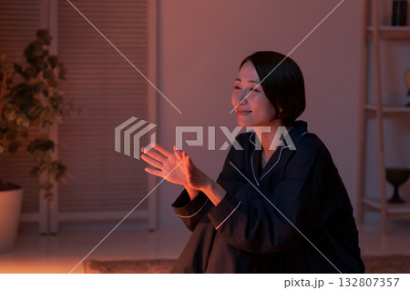 パジャマを着て座る女性 132807357