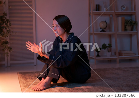 パジャマを着て座る女性 132807360