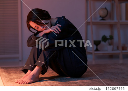 パジャマを着て座る女性 パジャマを着て座る女性 132807363