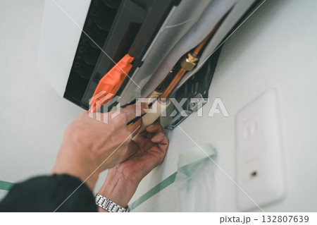 installation of an air conditioner 132807639