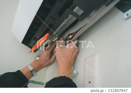 installation of an air conditioner installation of an air conditioner 132807647