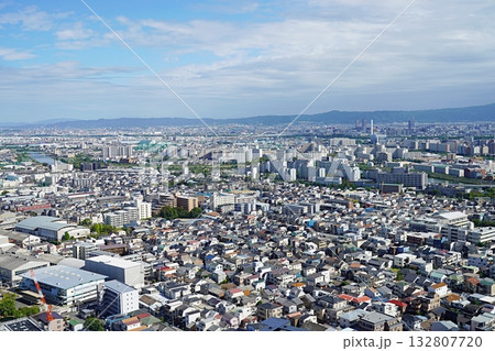大阪　吹田市　高層ビルから見た市街地　安威川、近畿道（メロード吹田から東方向、秋） 132807720