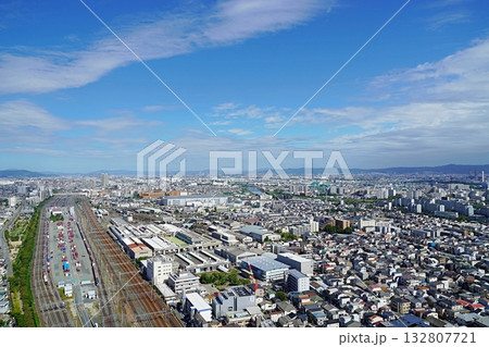 大阪 吹田市 高層ビルから見た市街地 貨物ターミナル駅、安威川(メロード吹田から東北東方向、秋) 大阪 吹田市 高層ビルから見た市街地 貨物ターミナル駅、安威川(メロード吹田から東北東方向、秋) 132807721