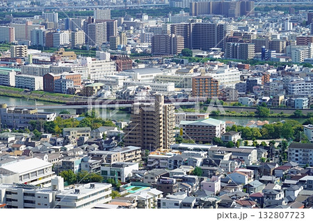 大阪　吹田市　高層ビルから見た市街地　安威川、阪急電車（メロード吹田から東南東方向、秋） 132807723