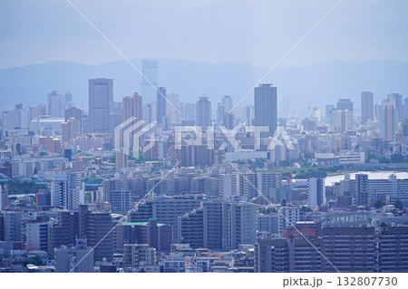 大阪　吹田市　高層ビルから見た市街地　淀川大堰　あべのハルカス（メロード吹田から南方向、秋） 132807730