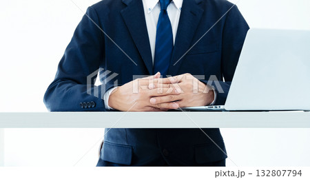 テーブルに手を置くビジネスマン テーブルに手を置くビジネスマン 132807794