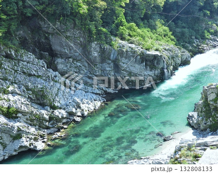 エメラルドグリーンの美しい吉野川の流れる大歩危渓谷 132808133