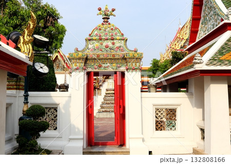 Arch and door decorate Chinese style in Wat pho. 132808166