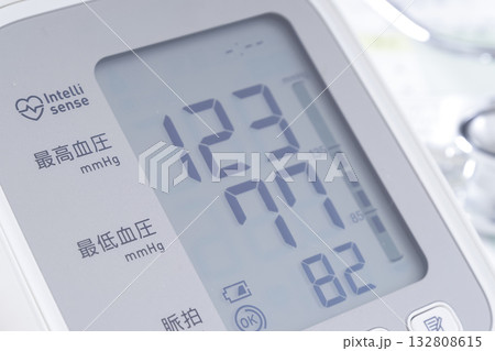 血圧計で健康管理をするイメージ 血圧計で健康管理をするイメージ 132808615