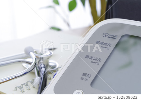 血圧計で健康管理をするイメージ 132808622