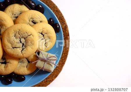 チョコレートクッキーとプレゼント 132808707
