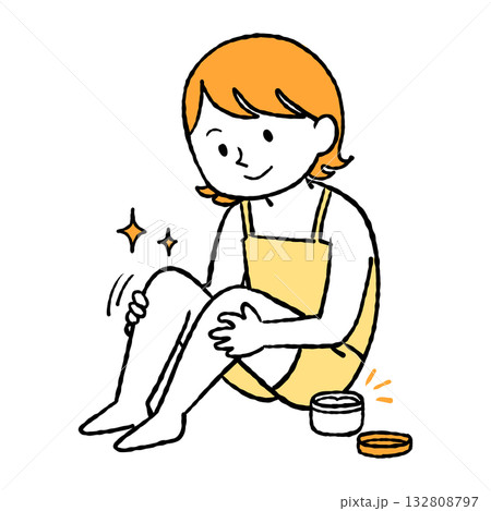 足に保湿クリームを塗る女性 132808797