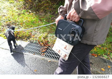 朝夕の犬の散歩にもクマよけ対策 朝夕の犬の散歩にもクマよけ対策 132808827